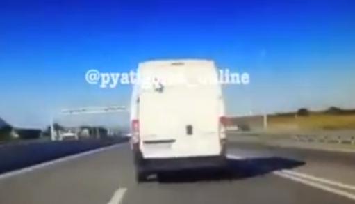 Ехавший по «встречке» автомобиль «Лада Гранта» спровоцировал аварию вблизи МинВод. Видео